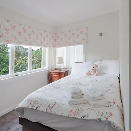 Epsom Central Holiday Home With Pool